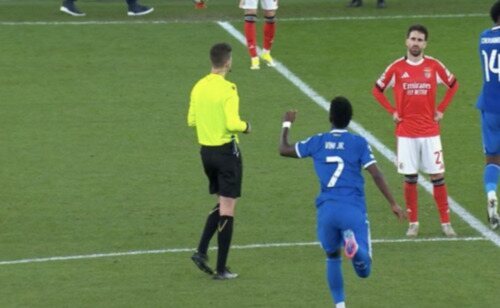 Vinicius se dirige al árbitro para informarle de los insultos de Prestianni.