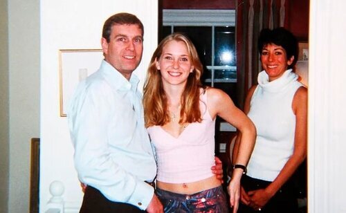 Andrew Mountbatten-Windsor fue fotografiado junto a Virginia Giuffre y Ghislaine Maxwell