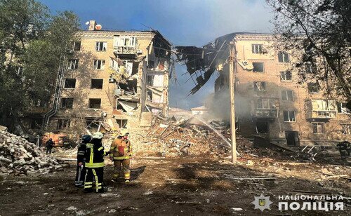 Un edificio residencial en Zaporiyia después de los ataques con cohetes rusos en Ucrania durante la noche del 10 de octubre de 2022.