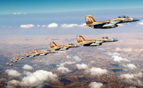 Ocho cazas de ataque de la Fuerza Aérea Israelí, volando alto sobre Israel en su camino para atacar Irán a mediados de junio de 2025.
