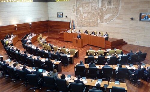 El bloqueo en la Asamblea de Extremadura abre incógnitas en la región