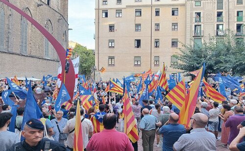Aliança Catalana se situa a la extrema derecha y está liderado por Silvia Orriols.