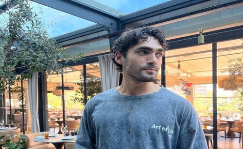 El actor aseguró que hablaron mientras tomaban té y que, en tono de "broma", le dio una bofetada.