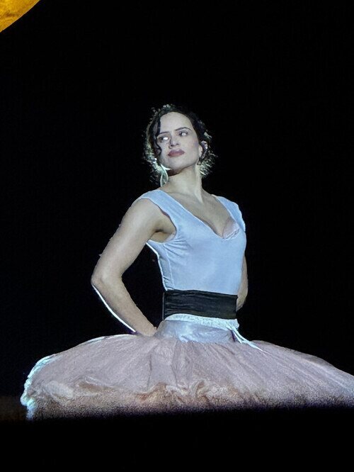 Rosalía convirtió el escenario del Movistar Arena en un espectáculo de gran carga visual, con guiños a la danza y a la teatralidad.