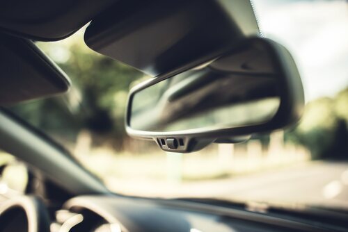 El retrovisor interior del coche debe ir completamente despejado