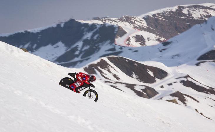 Eric Barone desciende por la nieve a 223,30 km/h