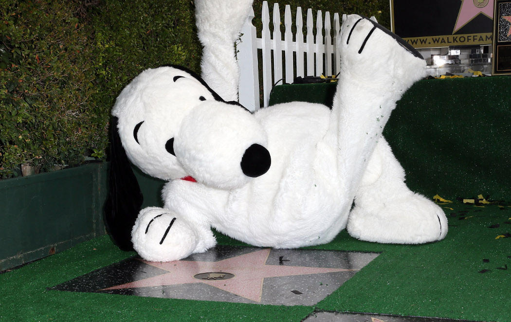 Snoopy (o ese tipo disfrazado) ya tiene estrella en el paseo de la fama