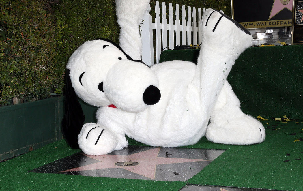 Snoopy (o ese tipo disfrazado) ya tiene estrella en el paseo de la fama