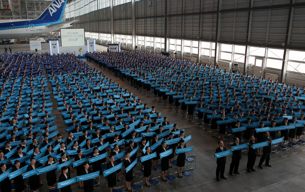 Miles de jóvenes japoneses celebran su primer día de trabajo