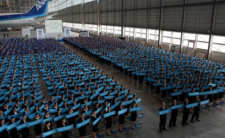 Miles de jóvenes japoneses celebran su primer día de trabajo