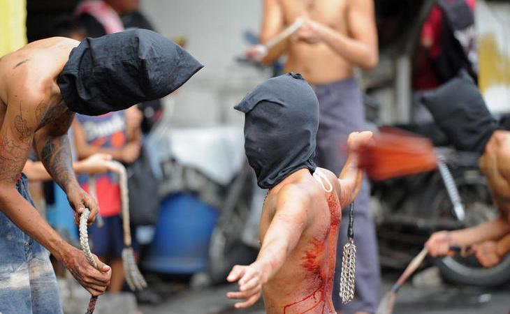 Los penitentes filipinos se flagelan durante la Semana Santa