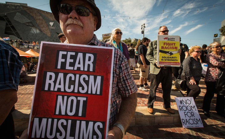 Antirracistas y racistas se enfrentan en Australia