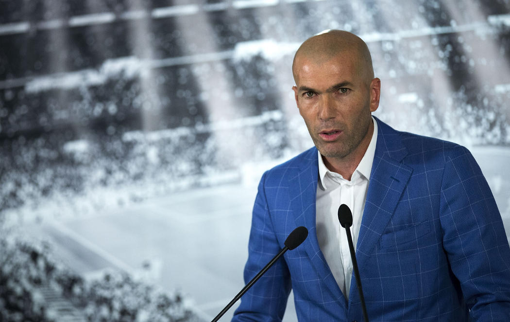 Zinedine Zidane, flamante entrenador del Real Madrid... pero sigue sin sonreír