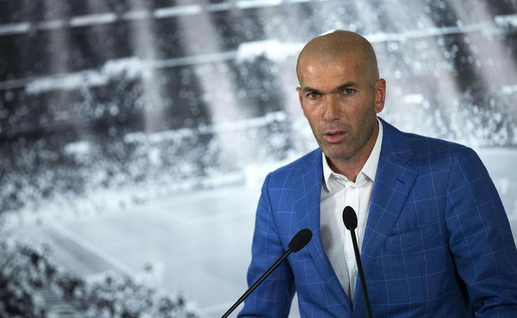 Zinedine Zidane, flamante entrenador del Real Madrid... pero sigue sin sonreír