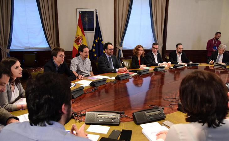 PSOE, Podemos y C's se sientan a negociar