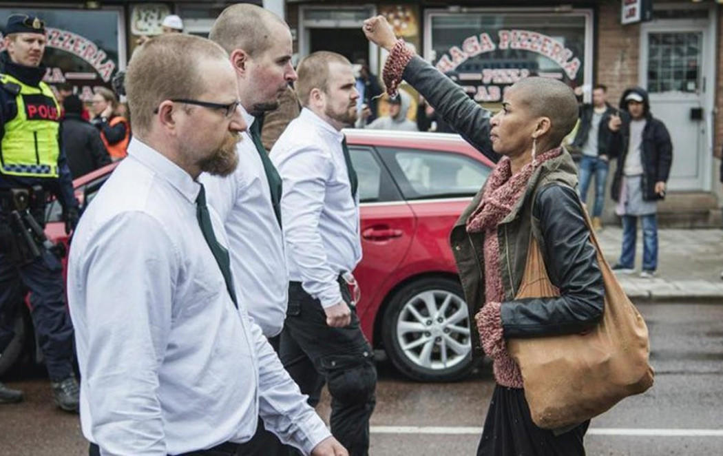 Una activista negra se enfrenta a 300 neonazis