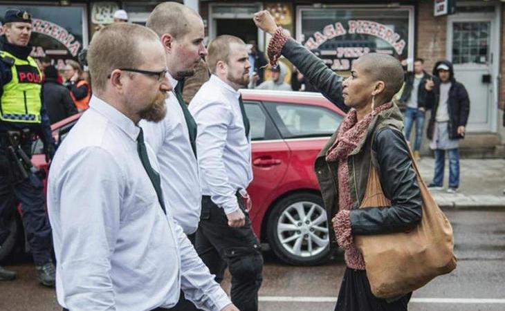 Una activista negra se enfrenta a 300 neonazis