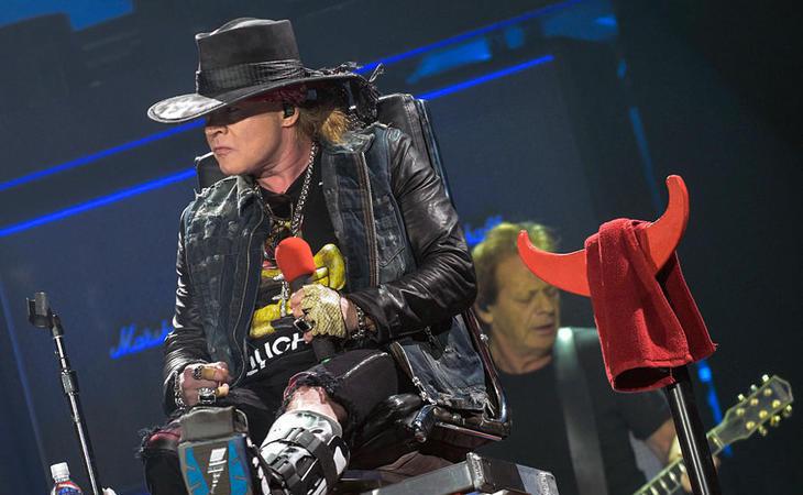 Axl Rose, AC/DC, un dedo roto, un trono y un concierto en Sevilla