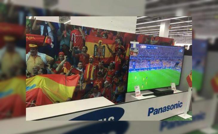La bandera franquista con la Selección en Media Markt