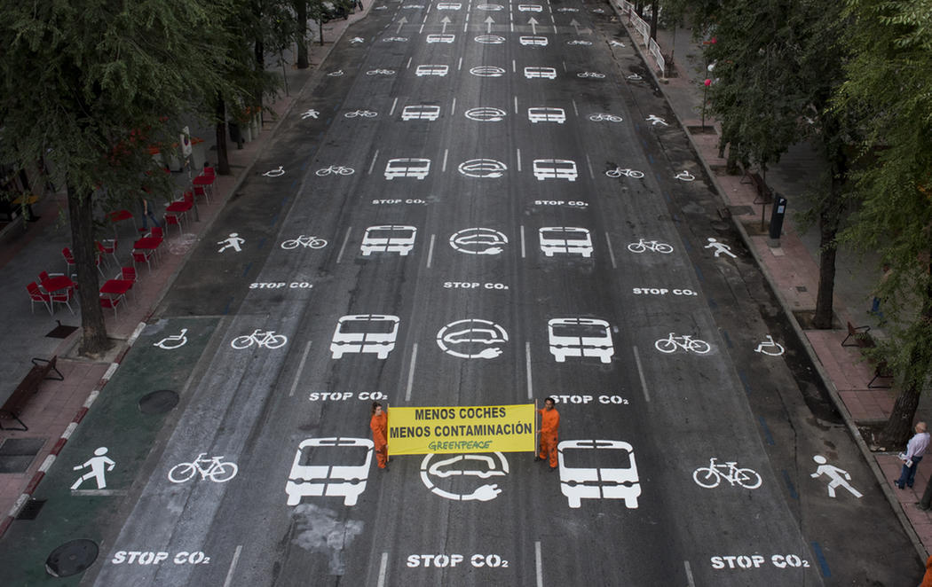 Greenpeace transforma el centro de Madrid con sus señales de no-circulación