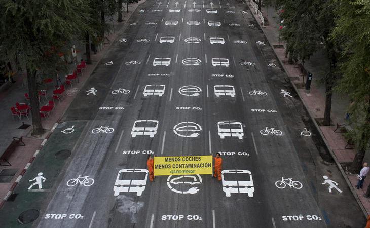 Greenpeace transforma el centro de Madrid con sus señales de no-circulación