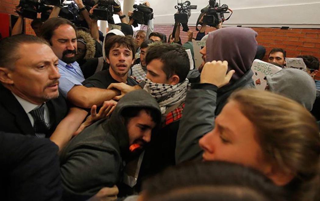 Un grupo de manifestantes revienta un acto de Felipe González y Juan Luis Cebrián en la UAM