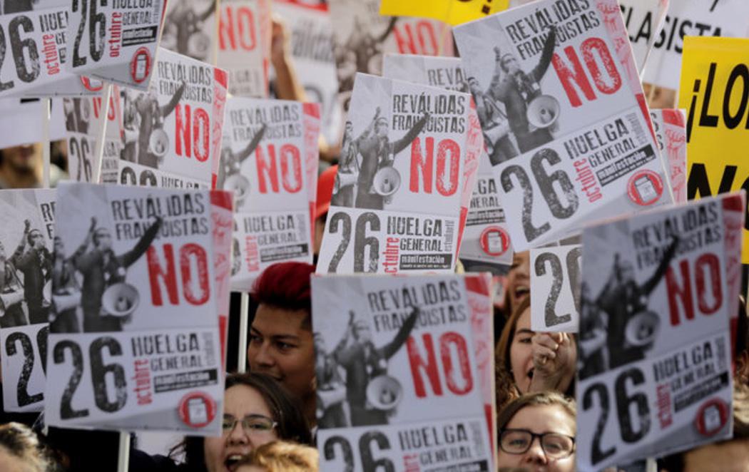 Miles de padres y alumnos salen a la calle para pedir que se eliminen las reválidas