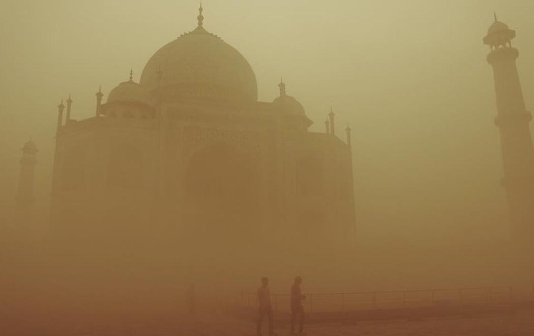 El Taj Mahal amanece oculto por una niebla peligrosa para la salud