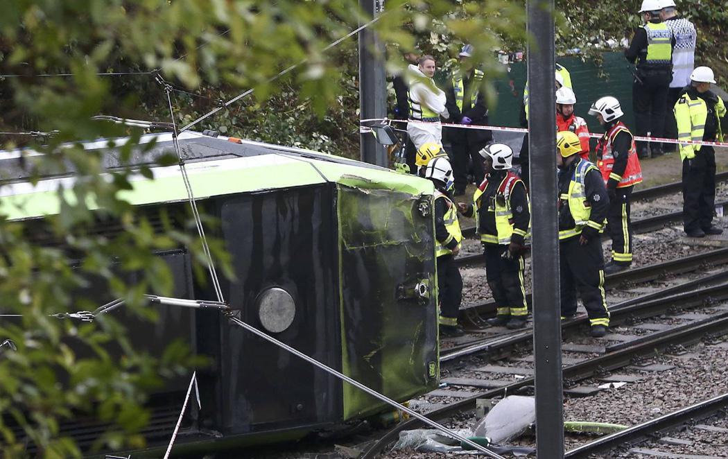 Siete personas han muerto en el descarrilamiento de un tren en Londres