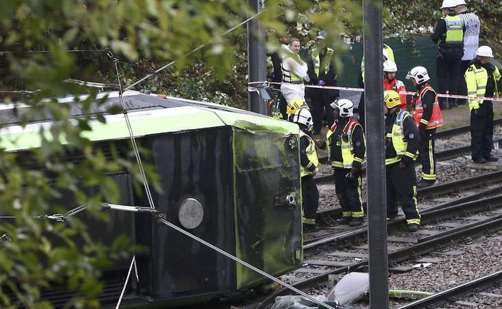 Siete personas han muerto en el descarrilamiento de un tren en Londres