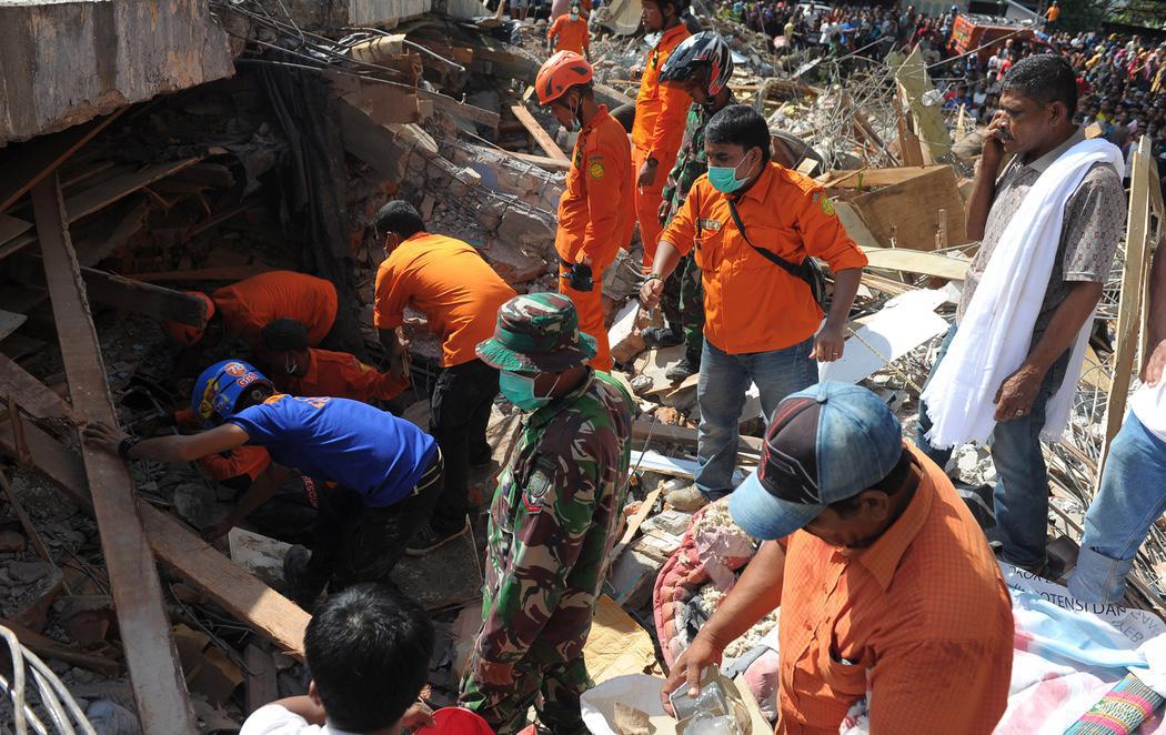 Al menos 97 muertos y 300 heridos en un terremoto en Indonesia