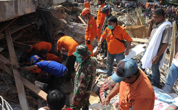 Al menos 97 muertos y 300 heridos en un terremoto en Indonesia