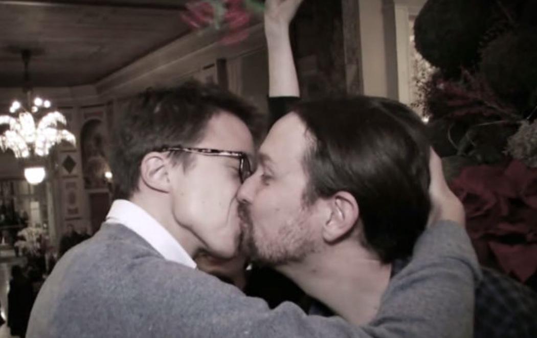 Pablo Iglesias e Íñigo Errejón proclaman su amistad con un beso en los labios