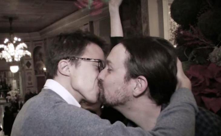 Pablo Iglesias e Íñigo Errejón proclaman su amistad con un beso en los labios