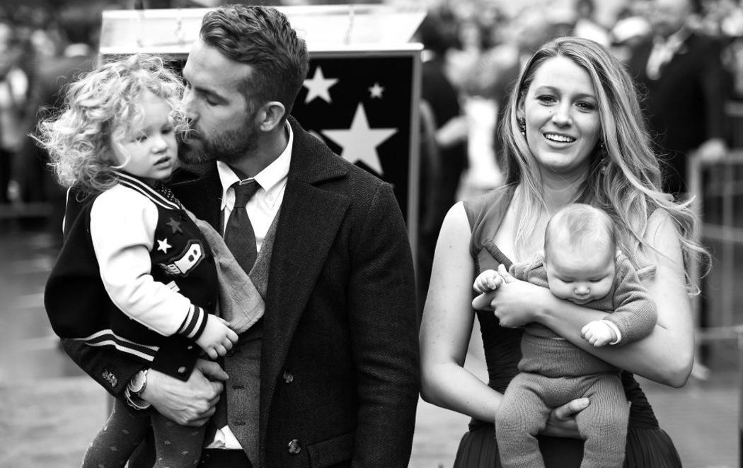 Ryan Reynolds y Blake Lively presentan a sus hijas en la alfombra roja