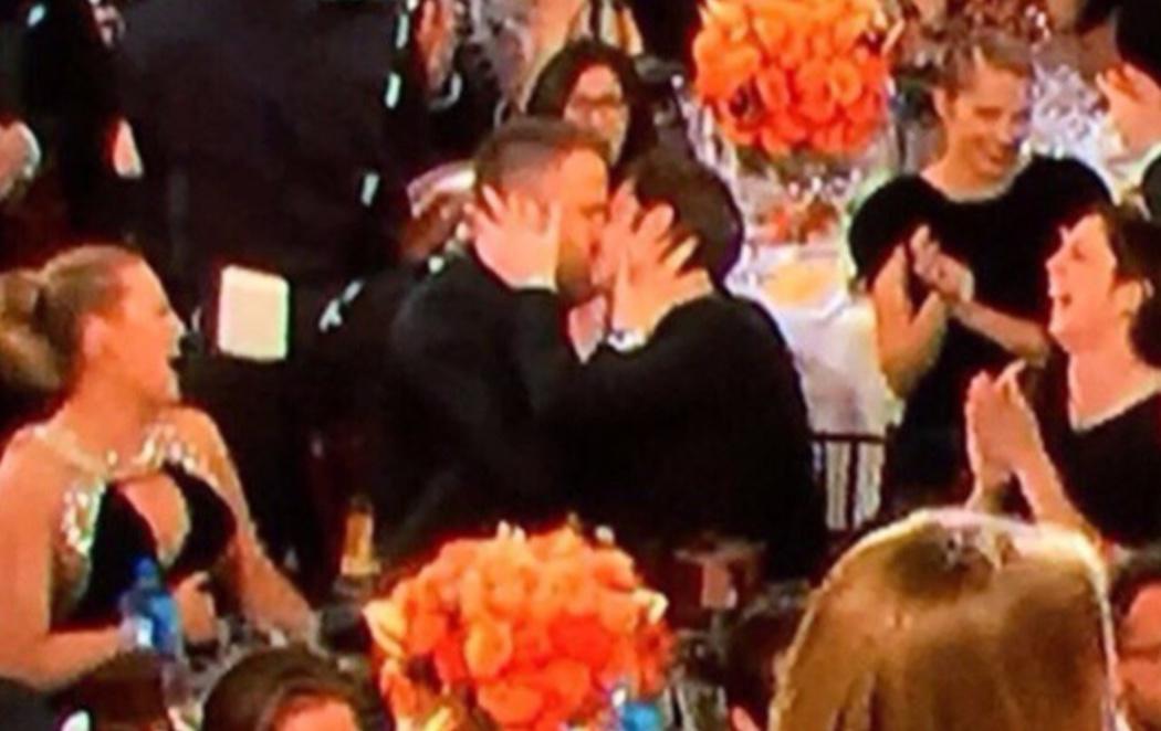 El beso entre Andrew Garfield y Ryan Reynolds: el momento protagonista de los Globos de Oro