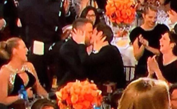 El beso entre Andrew Garfield y Ryan Reynolds: el momento protagonista de los Globos de Oro