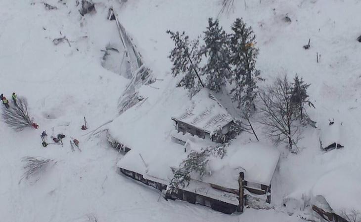 Varios muertos en un hotel sepultado por la nieve en Italia