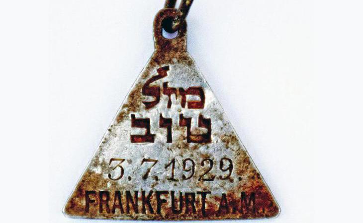 Hallan un colgante idéntico al de Ana Frank en un campo de exterminio nazi