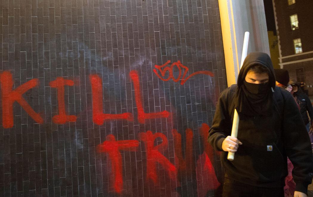 La universidad de Berkeley declara la guerra a Trump en una violenta protesta