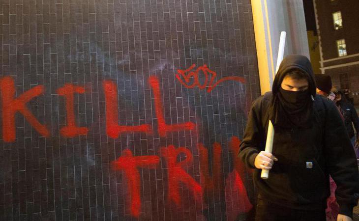 La universidad de Berkeley declara la guerra a Trump en una violenta protesta
