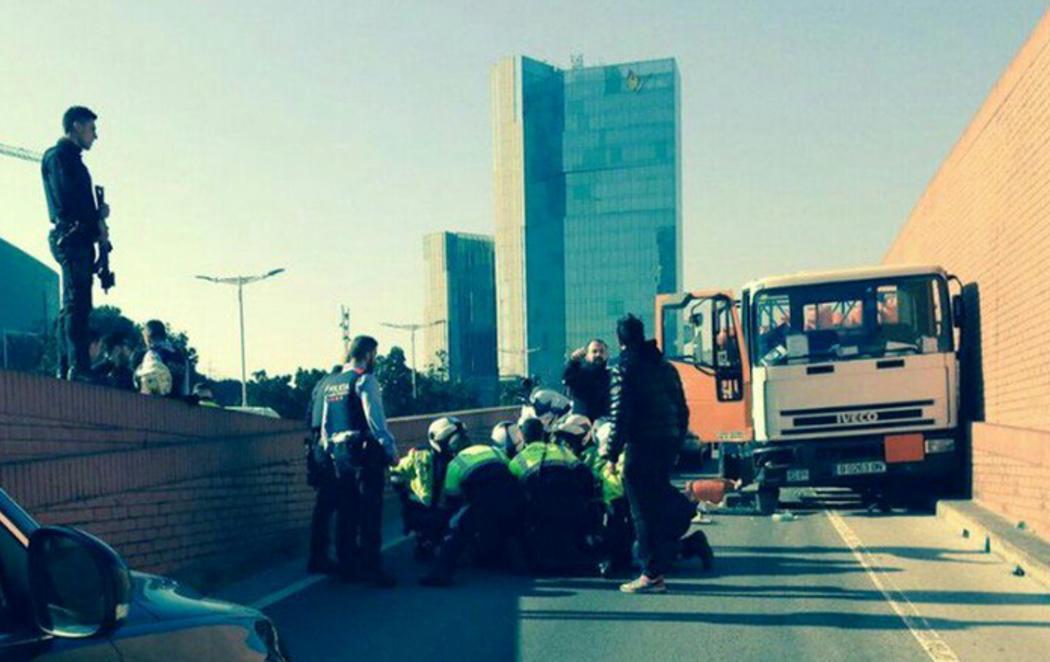 Detenido por robar a punta de pistola y conducir un camión de butano en dirección contraria por Barcelona