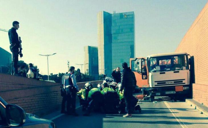 Detenido por robar a punta de pistola y conducir un camión de butano en dirección contraria por Barcelona