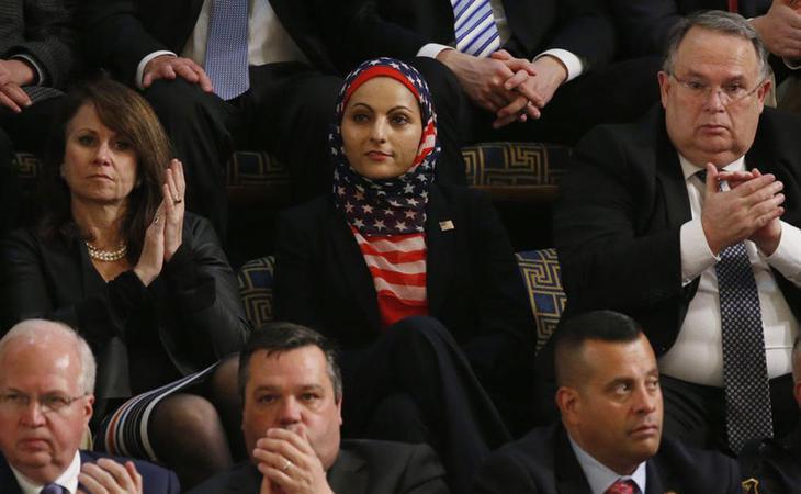 Recibe el primer discurso de Trump en el Congreso con un hiyab con la bandera estadounidense