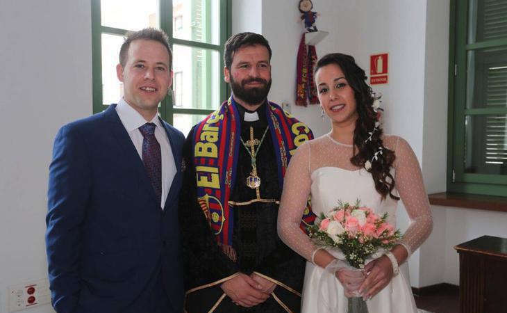 Un concejal de Podemos oficia una boda civil disfrazado de cura