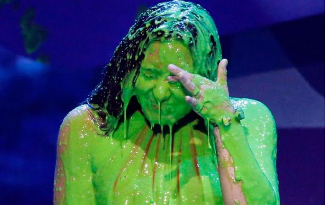 Demi Lovato inaugura los Nickelodeon's Kid's Choice Awards bañada en moco