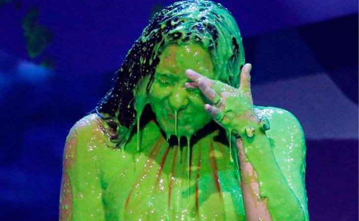 Demi Lovato inaugura los Nickelodeon's Kid's Choice Awards bañada en moco