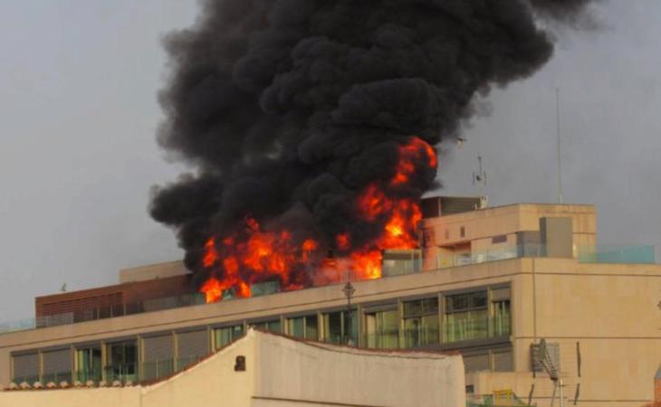 Espectacular incendio en una azotea de la Gran Vía de Madrid