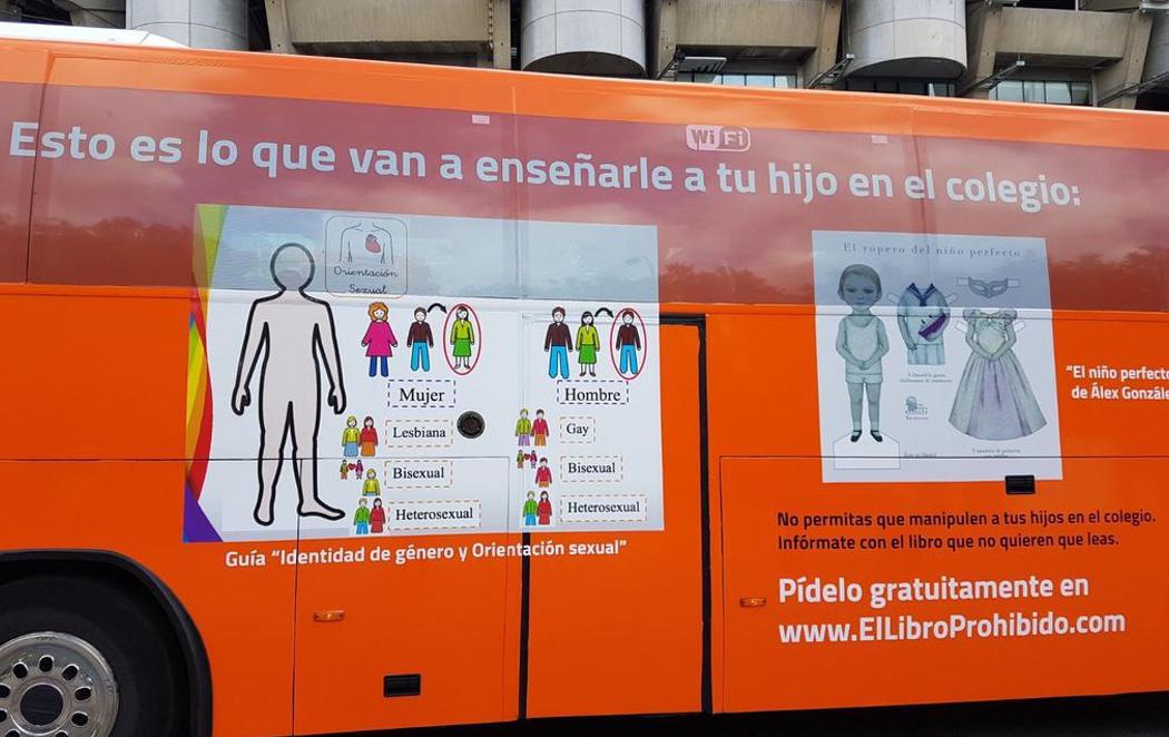 La Policía municipal de Madrid denuncia al enésimo autobús transfóbico de Hazte Oír