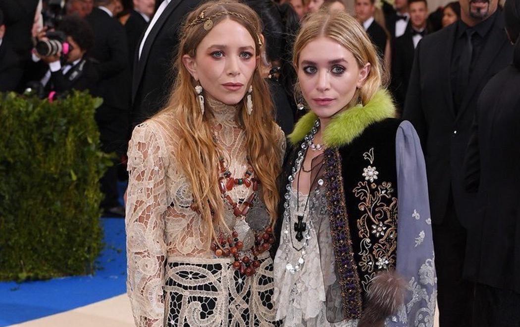 Las Gemelas Olsen reaparecen en la MET Gala y las redes se mofan